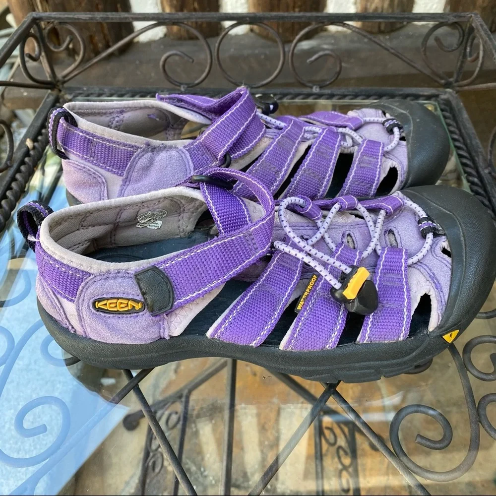 Girls Size 4 KEEN Purple Water Sandals Almost New!‎